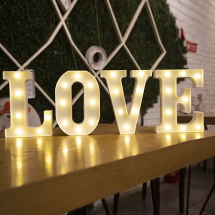 طقم احرف كلمه love المضيئه 