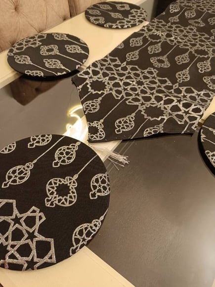 مفرش رنر رمضان للسفره مع 6 كوسترات خشب مع قماش لون فضي