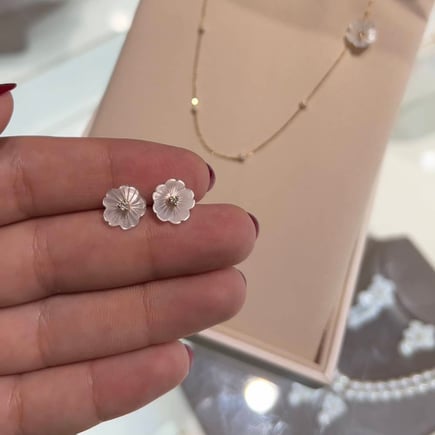 Berry pearl earrings |  18k gold and diamonds