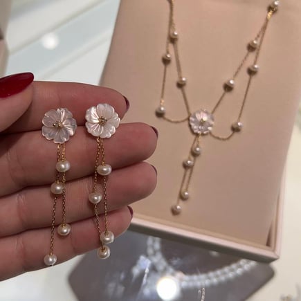 Lily earrings |   18K gold and diamonds