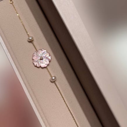 Lulia bracelet with pearls, pink flower | 18K gold and diamonds