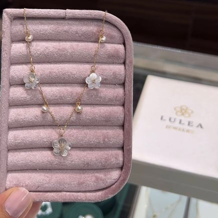Musky necklace |  18K gold and diamonds