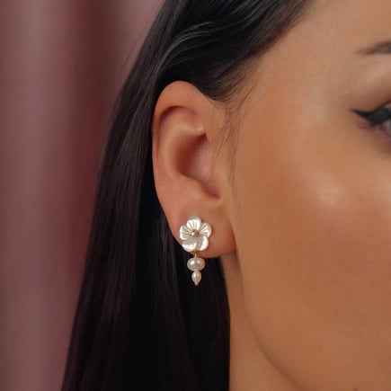 Nilufer earrings |  18K gold and diamonds