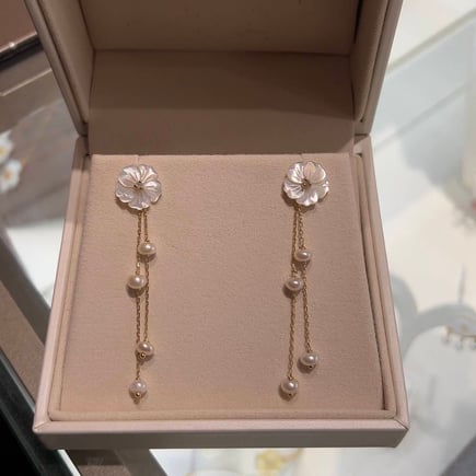 Lily earrings |   18K gold and diamonds
