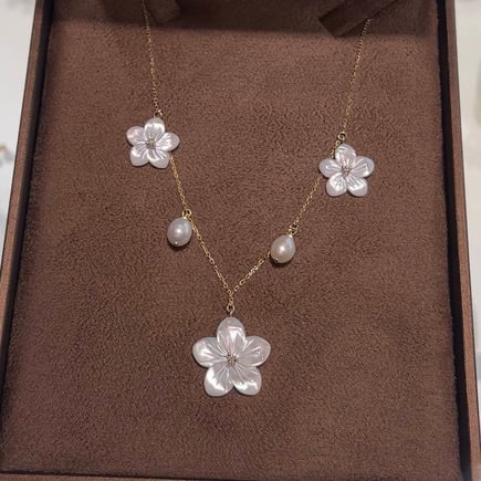 Pearly Jasmine Flowers Necklace | 18K gold