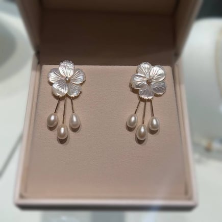 Revan earrings |  18K gold and diamonds