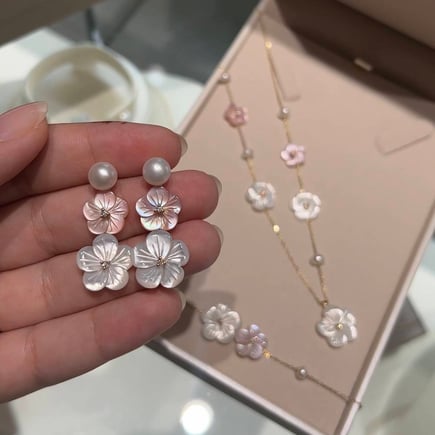 Jawhara earrings |  18K gold and diamonds