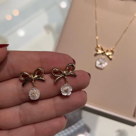 Bow earrings |  18K gold and diamonds