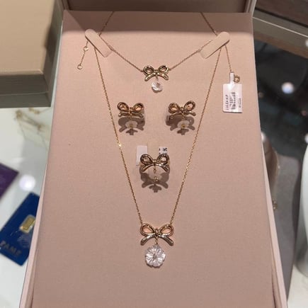 Bow set |  18K gold and diamonds