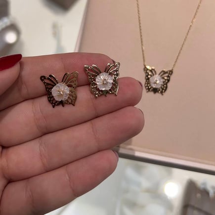 Luxury butterfly earrings |  18K gold and diamonds