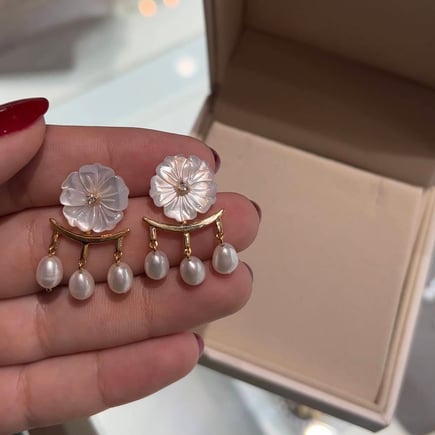 Al-Hanouf earrings | |  18K gold and diamonds