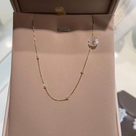 White berry necklace  18K gold and diamonds
