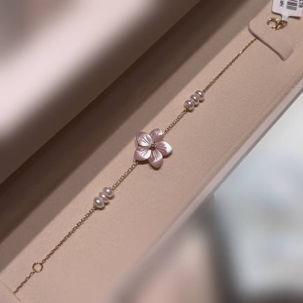 Jasmine bracelet with pearls and pink flower design | 18K gold and diamonds