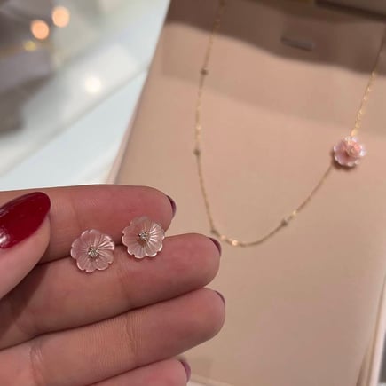 Berry earrings |  18K gold and diamonds