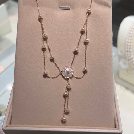 Lily necklace |  18K gold and diamonds