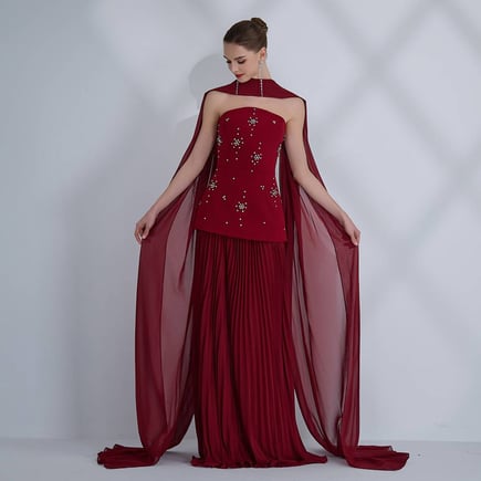 فستان سهرة ناعم مع شال طويل