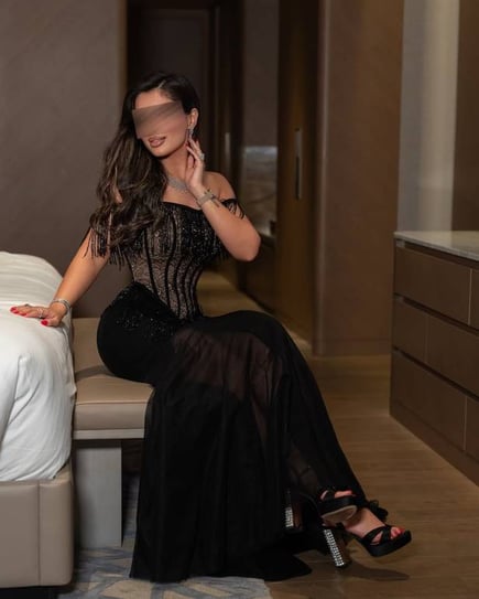 فستان اسود بلوك جديد يخطف الأنظار للمناسبات