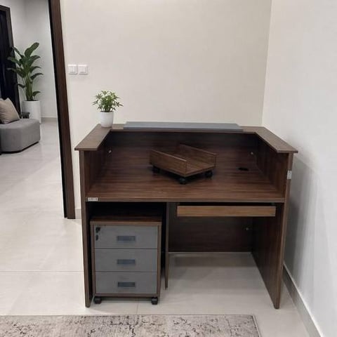 كاونتر استقبال مع أدراج جانبية