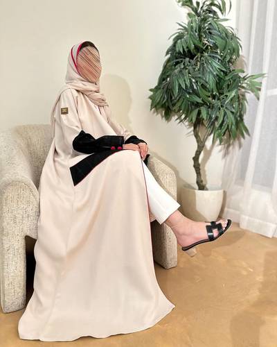 عباية&nbsp;كريب مع لنن اسود تطريز وتحديد عنابي