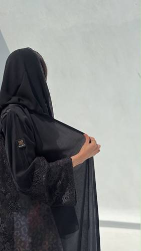 عباية كريب تدخيلات جاكار مع دانتيل 