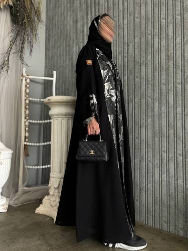 عباية كتان مع تفته مطرزه