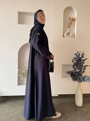 عباية كريب مع تفته باطراف جلد