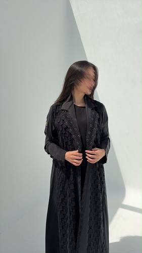 عباية كريب بتدخيلات مربعات وجوبير