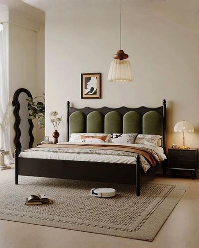 A wooden bed is Hwanlisin