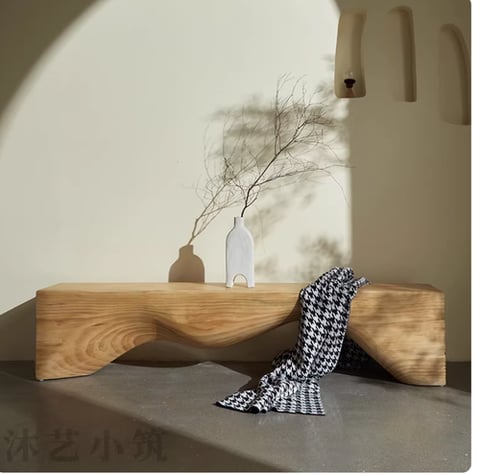 مقعد مصنوع من جذوع الأشجار
