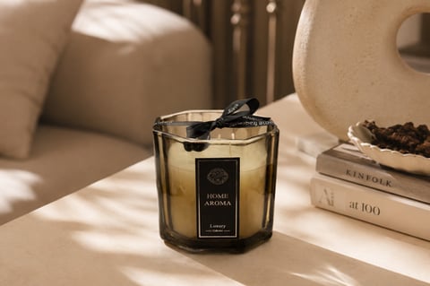  شمعة معطرة في كأس زجاج دخاني فاخر