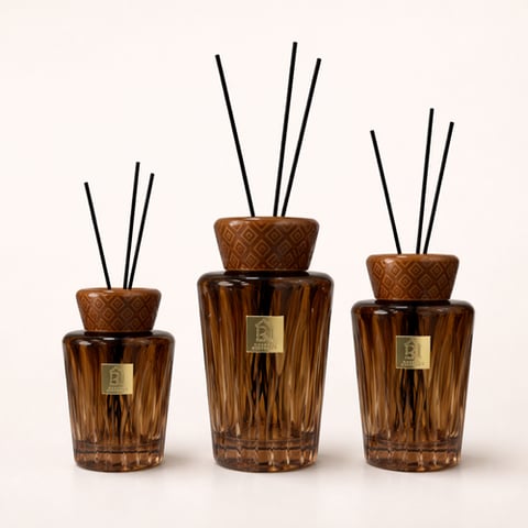 فواحات اعواد بعطر فاخر وزجاجه بنقشه حفر ثلاث مقاسات