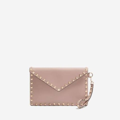 ROCKSTUD CALFSKIN POUCH (Pre-Order Within 14 Days)