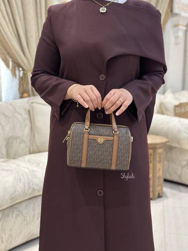 حقيبة صغيرة ميني دافل بشعار مايكل كورس لون البني ماركة مايكل كورس