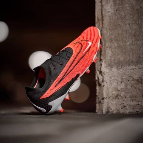 NIKE / خاص بالعشب الطبيعيى 