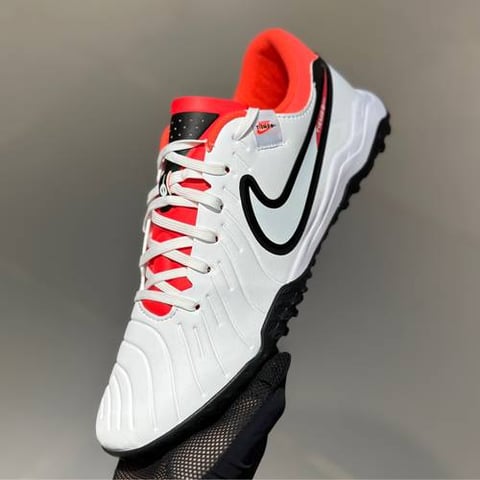 Nike Tempo/العشب الصناعي