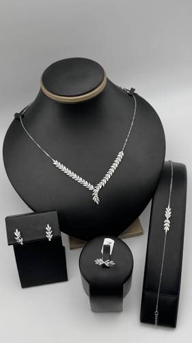 طقم ذهب ابيض عيار 18k