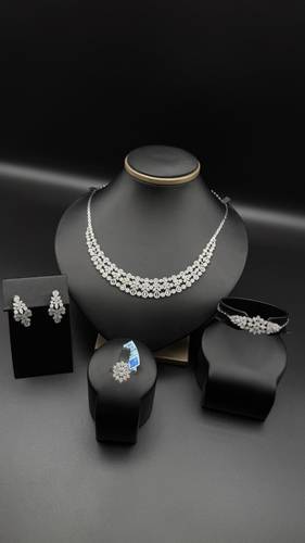 طقم ذهب ابيض عيار 18K
