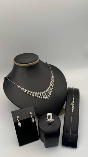 طقم ذهب ابيض ملون عيار 18k