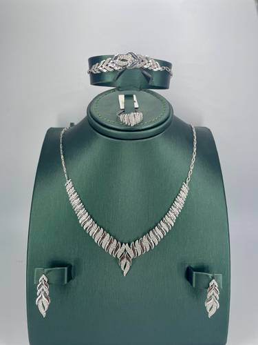 طقم ايطالي ذهب ابيض عيار 18k