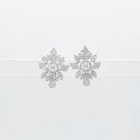 حلق ذهب ابيض عيار 18