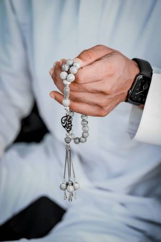 سبحه بلون مميز ونكتب الاسم او الحرف عليها