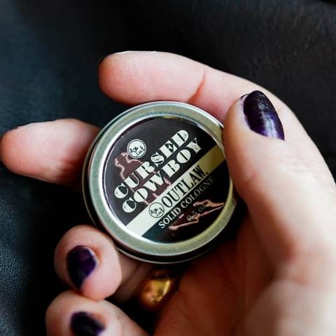 عطر شمعي رجالي CURSED COWBOY من Outlaw