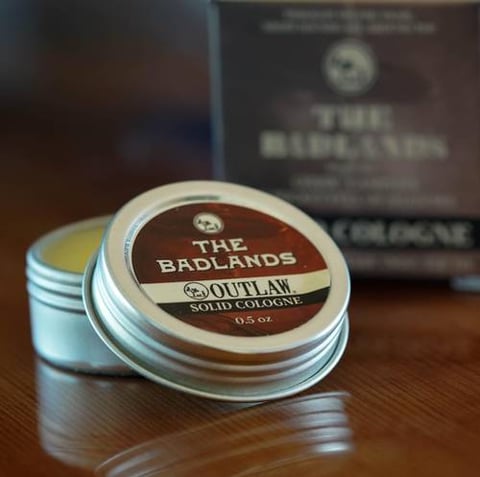 عطر شمعي رجالي THE BADLANDS من Outlaw