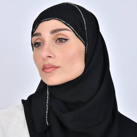 طرحه سوداء مزينة بشك ابيض