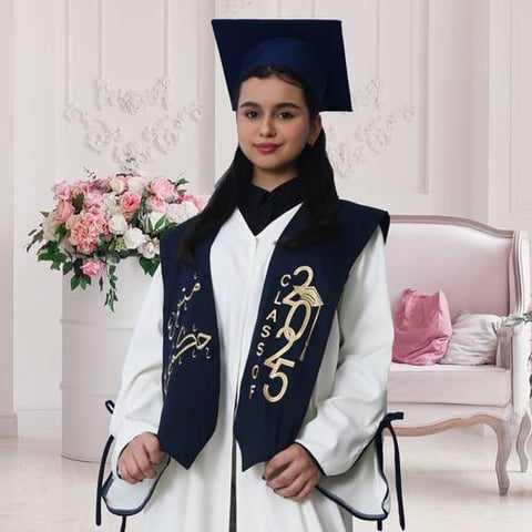 زي التخرج عباية باللون الابيض بكم عريض مفتوح مزين بفيونكة مع وشاح وكاب سادة باللون الكحلي الداكن