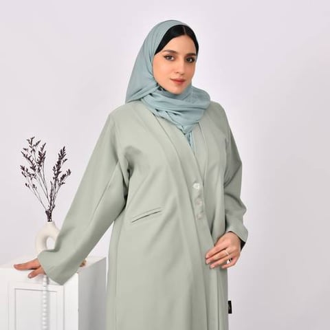 عباية باللون الاخضر تصميم بليزر بكتفايات مغلقة بأزرار وج