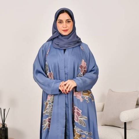 عباية لف كلوش باللون الازرق بتطريزات عشوائية