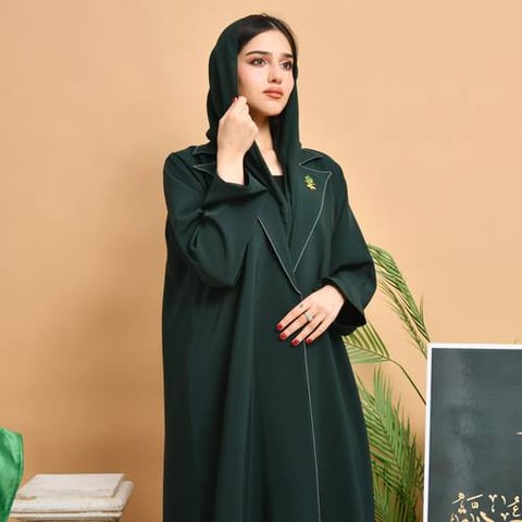 عباية بتصميم بليزر ربع كلوش بتطريز ابيض على الياقة 