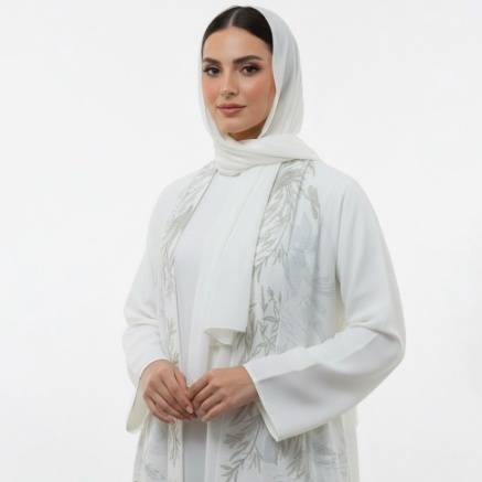 عباية باللون الأبيض موديل كلوش بتطريز راقٍ
