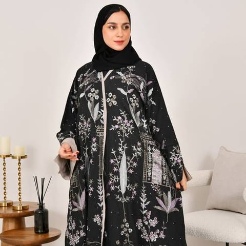 عباية لف سوداء مطرزة بتطريزات على كامل العباية بكم واسع مبطن بقماش بيج